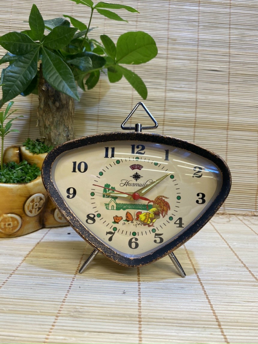 Chiếc đồng hồ gà trống Oval mổ thóc hàng cổ điển