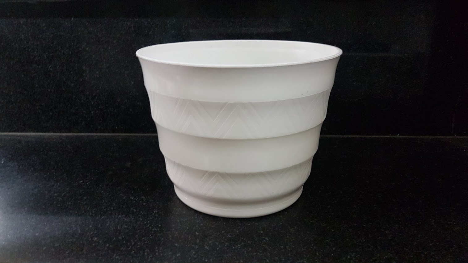 Chậu nhựa trắng khoanh tròn phi 18cm trồng cây cảnh