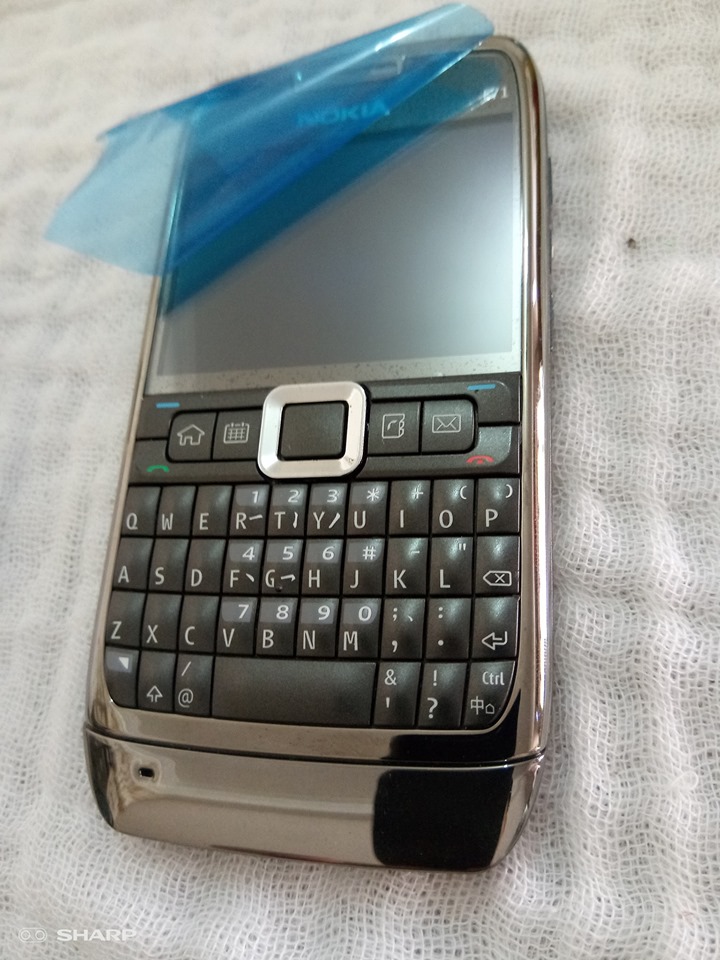 NOKIA  E71 đủ màu  / main zin đủ phụ kiện.