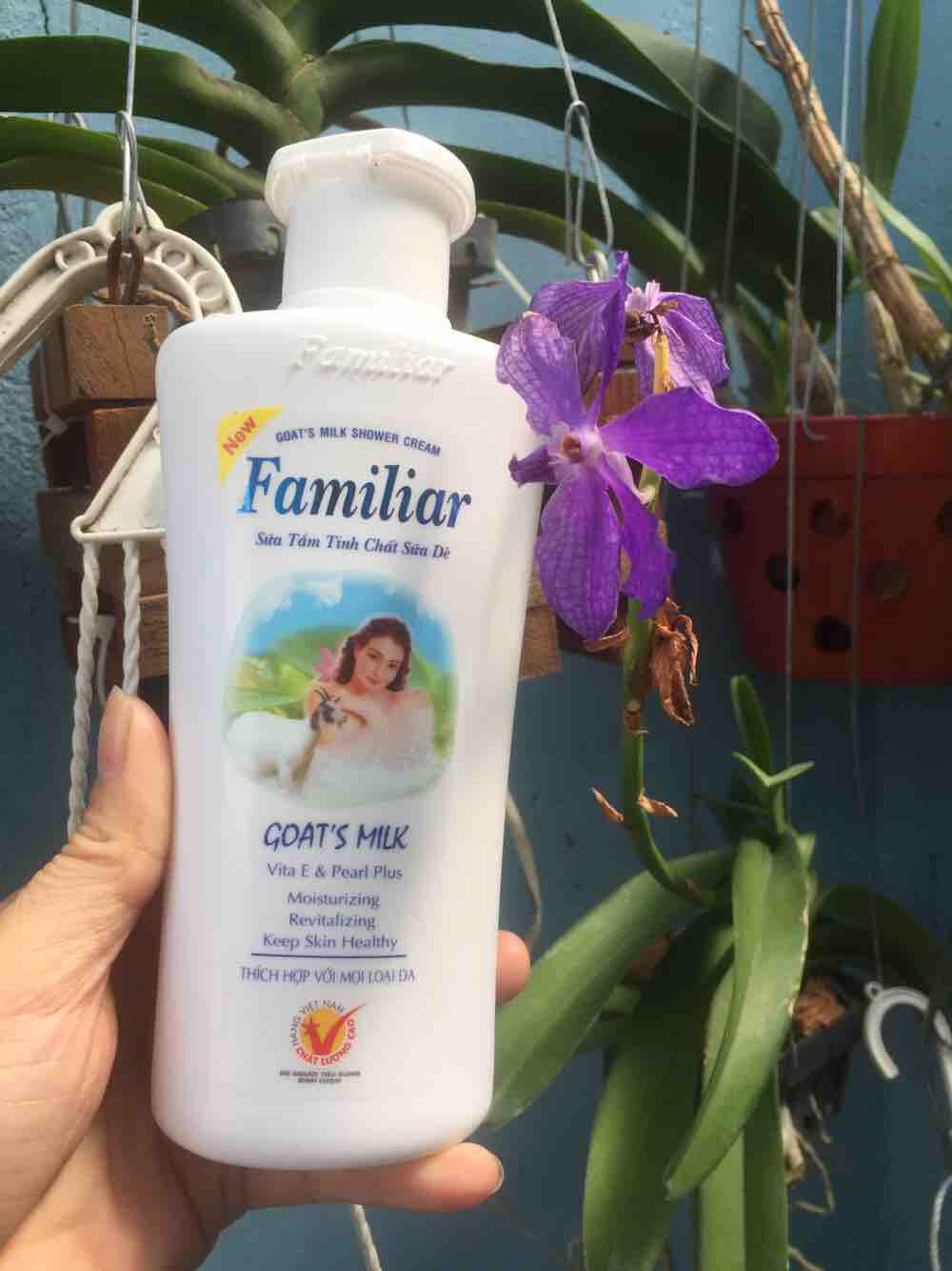 1 chai sữa tắm dưỡng trắng da Ngựa Familiar 250 ml