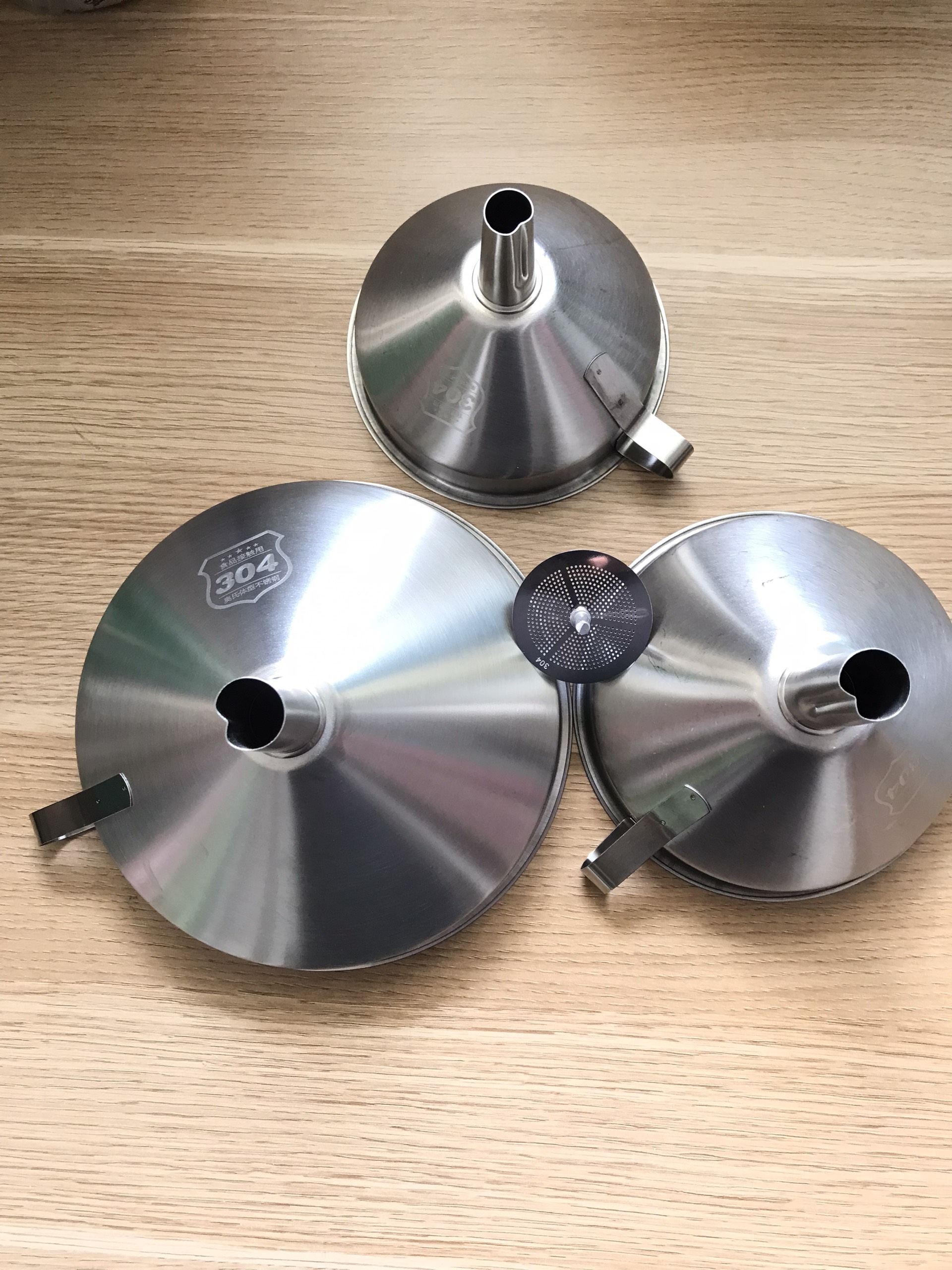 Phễu inox 304 lưới lọc có thể tháo rời quai treo móc tiện dụng hàng nhập cao cấp dày dặn
