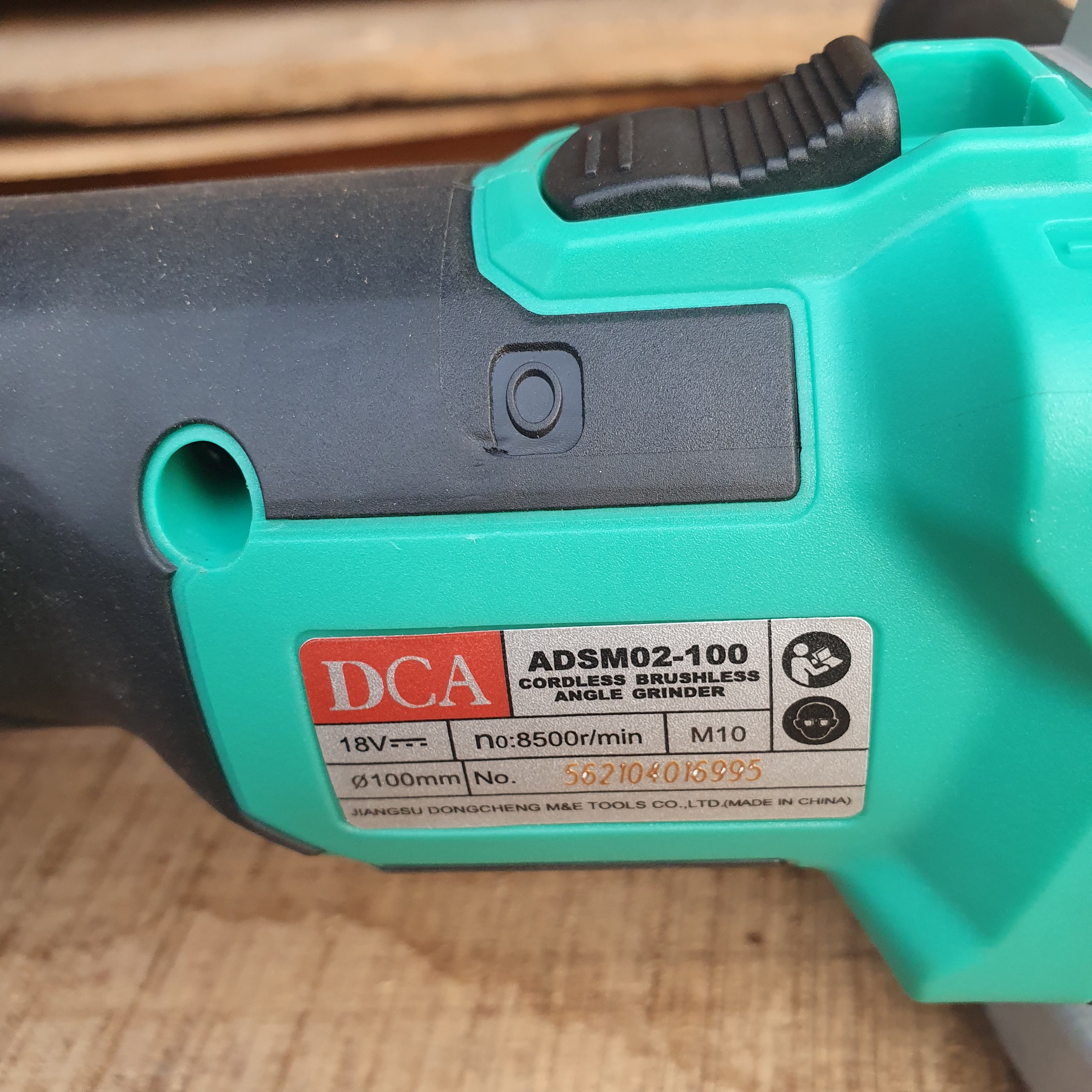 Máy mài góc dùng pin DCA ADSM02-100 (không chổi than)