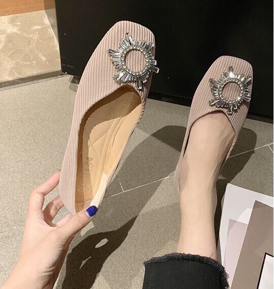giày búp bê đá tròn lấp lánh trên mũi giày