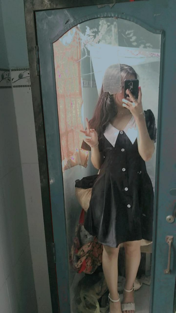Đầm đen cổ trắng nút trước