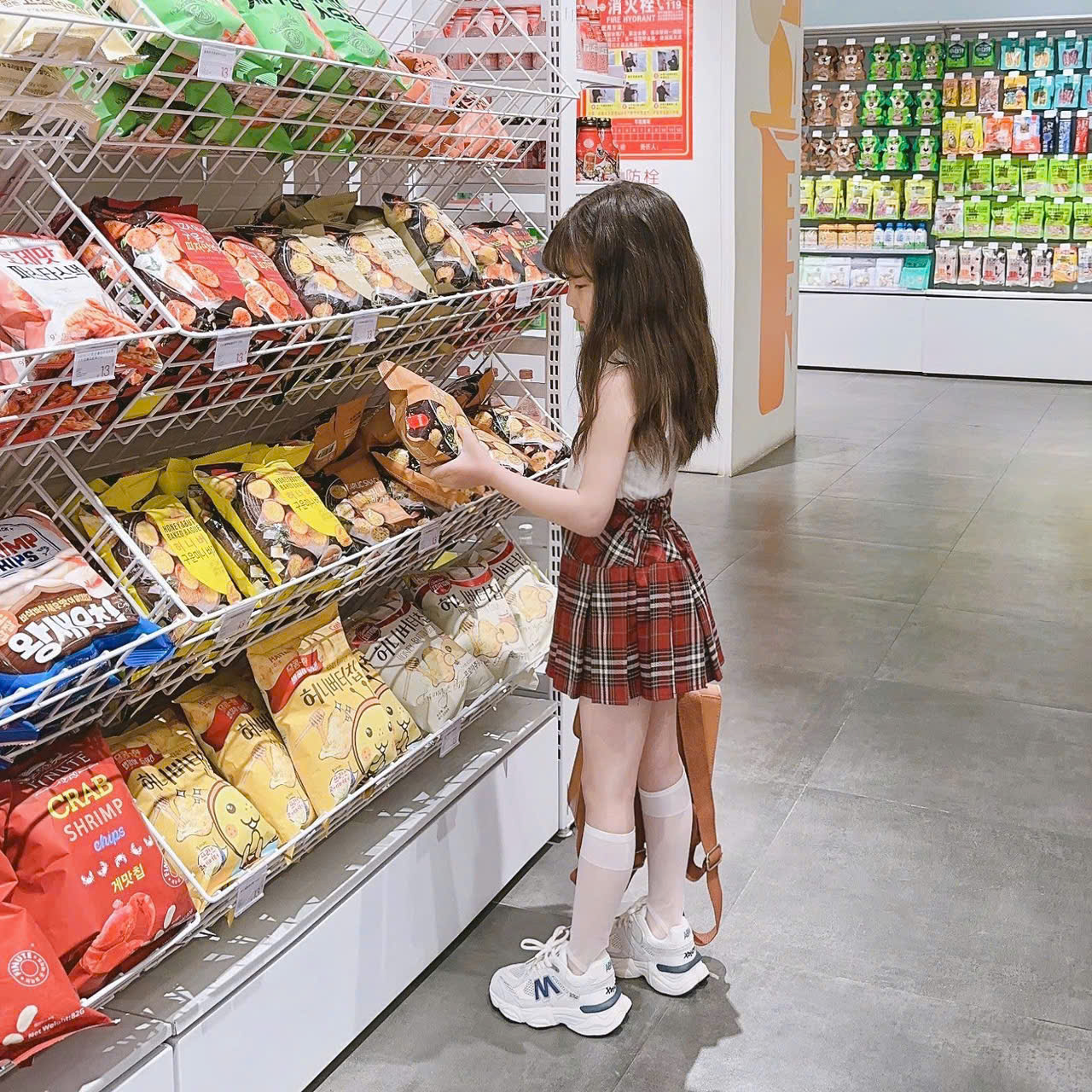 Chân váy xếp ly kẻ đỏ có lớp lót quần cho bé gái xinh xắn