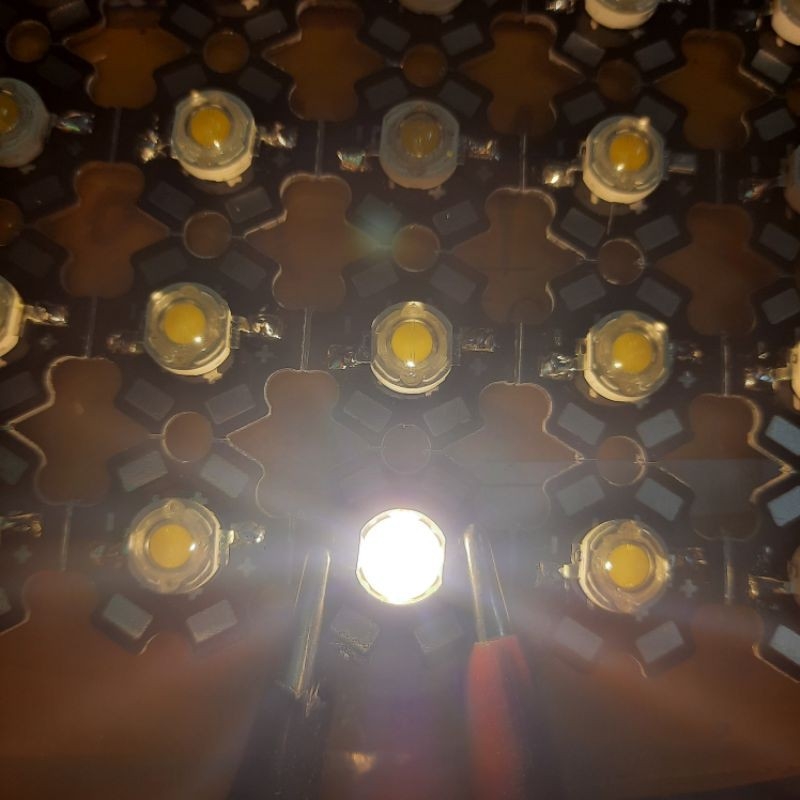 2 bóng led 1w vàng nắng +đế tản nhiệt hàn sẵn( đé có keo tản nhiệt)