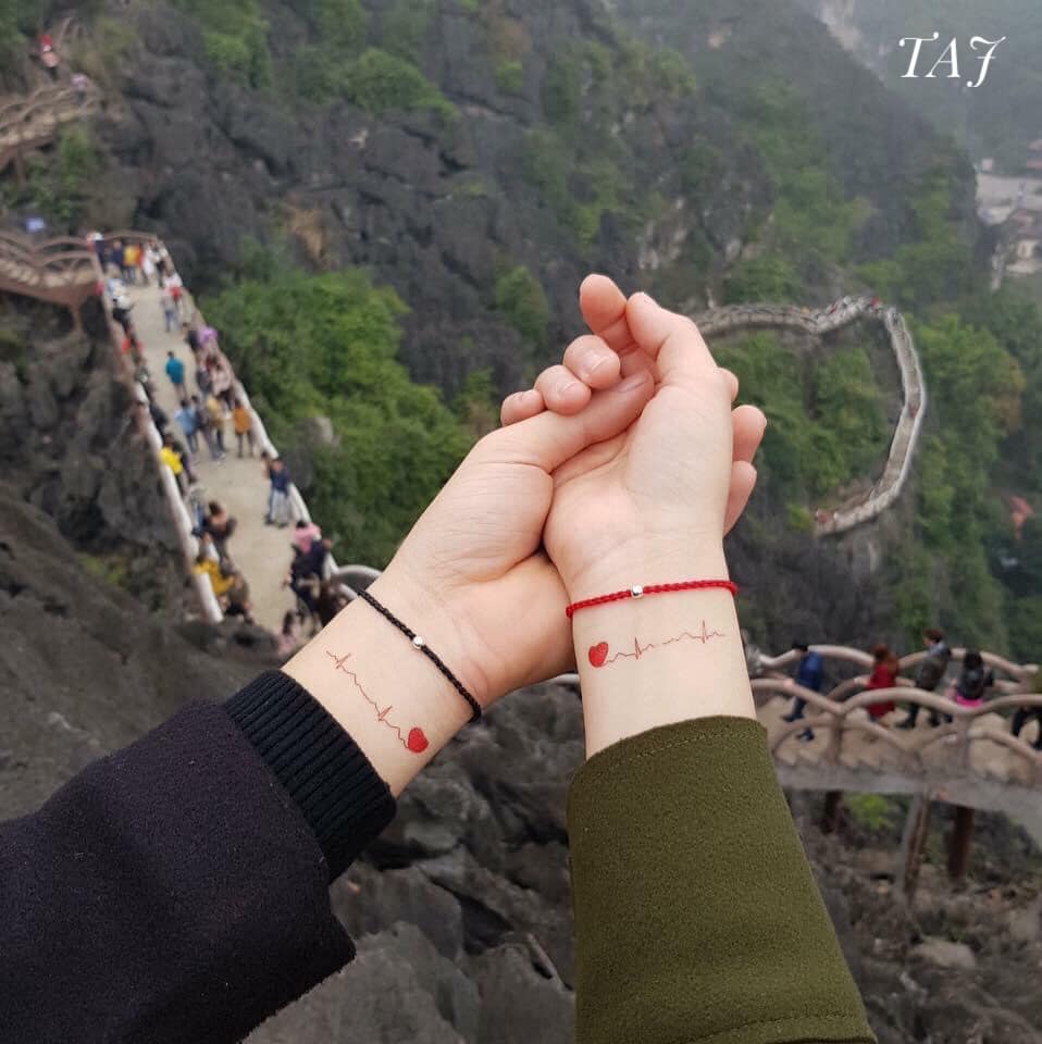 vòng tay chỉ đỏ bi bạc ta chuẩn