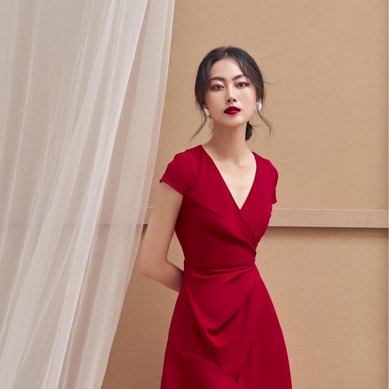 Đầm A tay con xếp ly eo dấu bụng màu đỏ (MIRA)