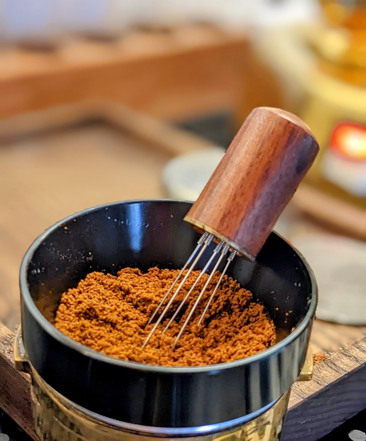 Dụng cụ đánh tơi bột cà phê - que 6 kim đánh tơi bột cà phê