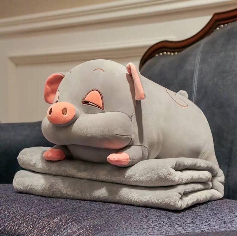 SÉT CHĂN GỐI THU ĐÔNG CHO DÂN VĂN PHÒNG, HỌC SINH, SINH VIÊN HÌNH CON HEO CỰC HOT, CHẤT LIỆU NHUNG LÔNG TUYẾT SIÊU MỀM MỊN, AN TOÀN CHO DA, MỀN GỐI HÌNH HEO CÓ THỂ TỰA LƯNG, LÀM GẤU BÔNG ĐA NĂNG, NHIỀU MÀU CHO CẢ NAM VÀ NỮ