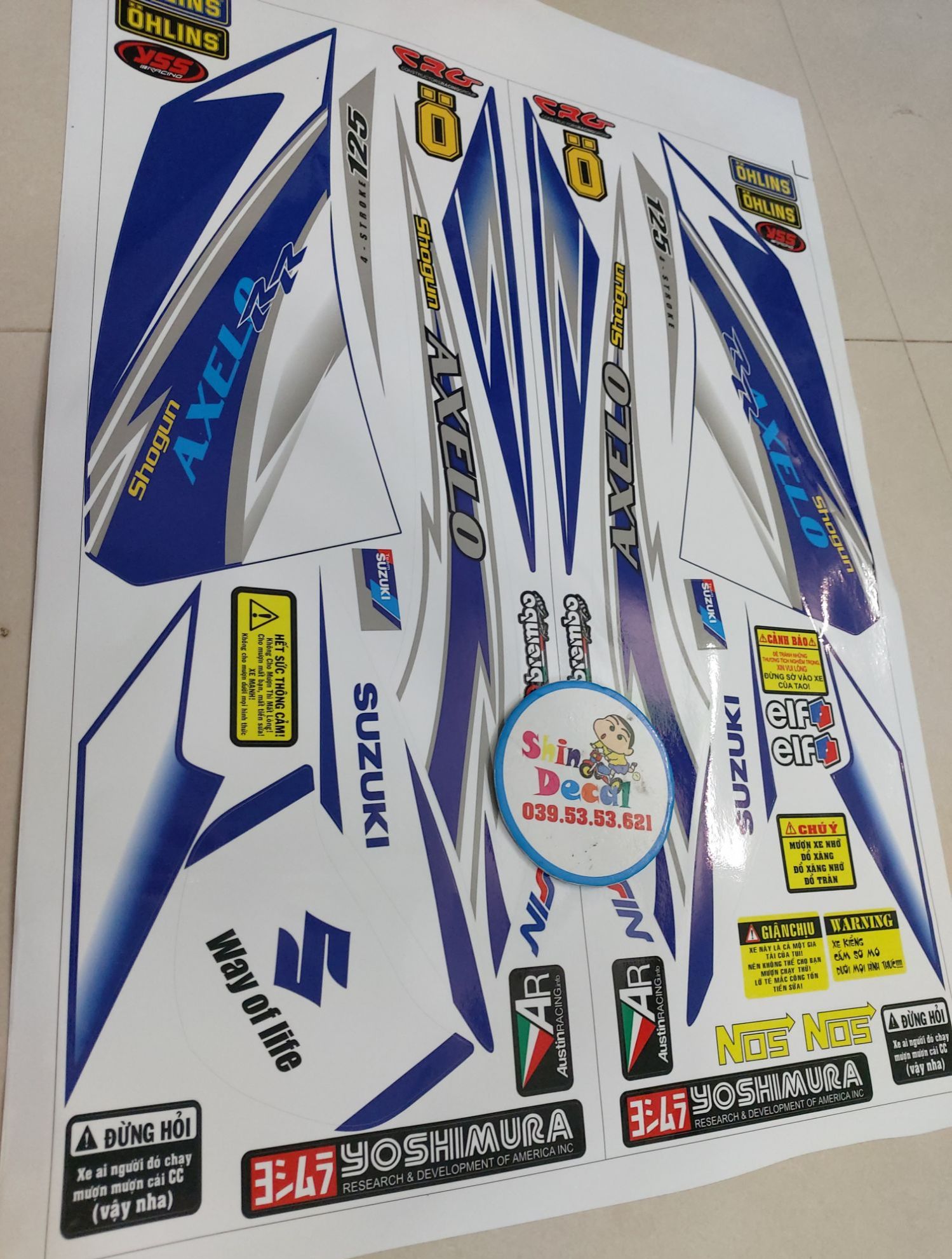 Tem xe suzuki axelo trắng xanh tặng logo