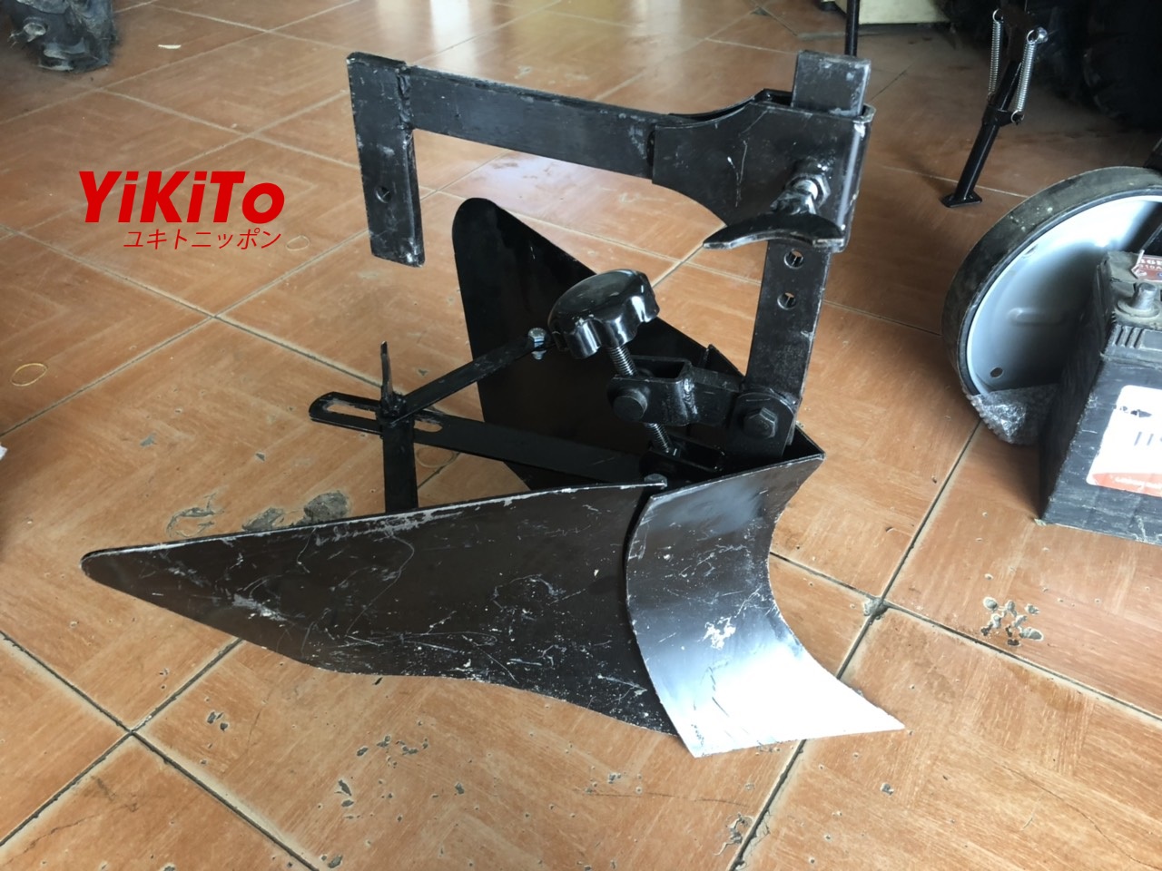 Lên luống cho máy xới đất trâu vàng, yikito, Honda