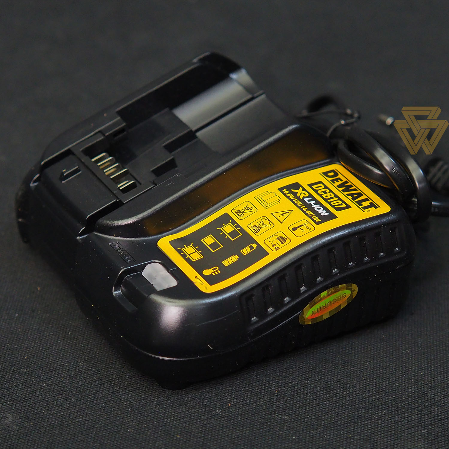 Bộ Sạc Pin Chậm Lithium 10.8-18V Dewalt DCB107-B1