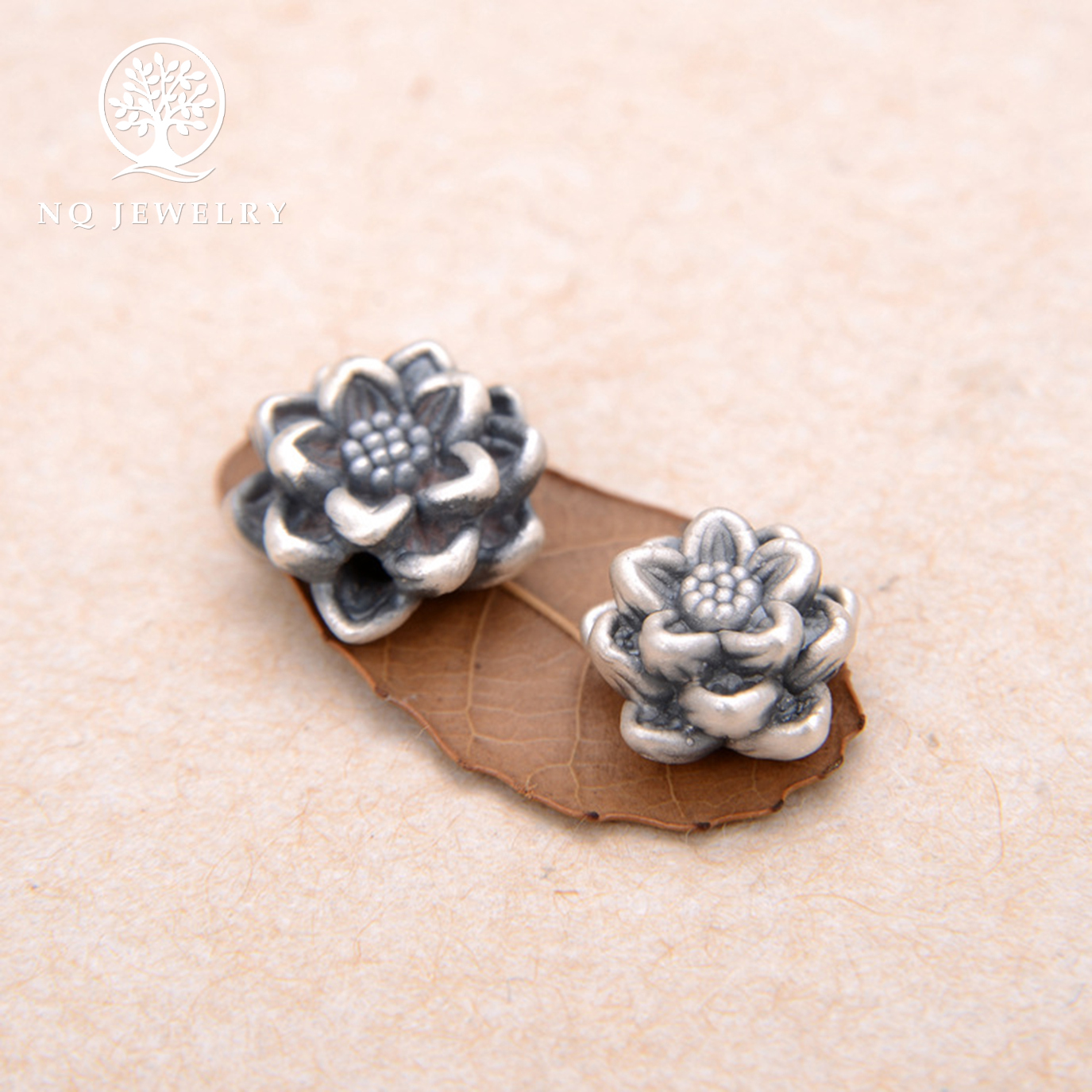 Charm bạc bông sen xỏ ngang - NQ Jewelry