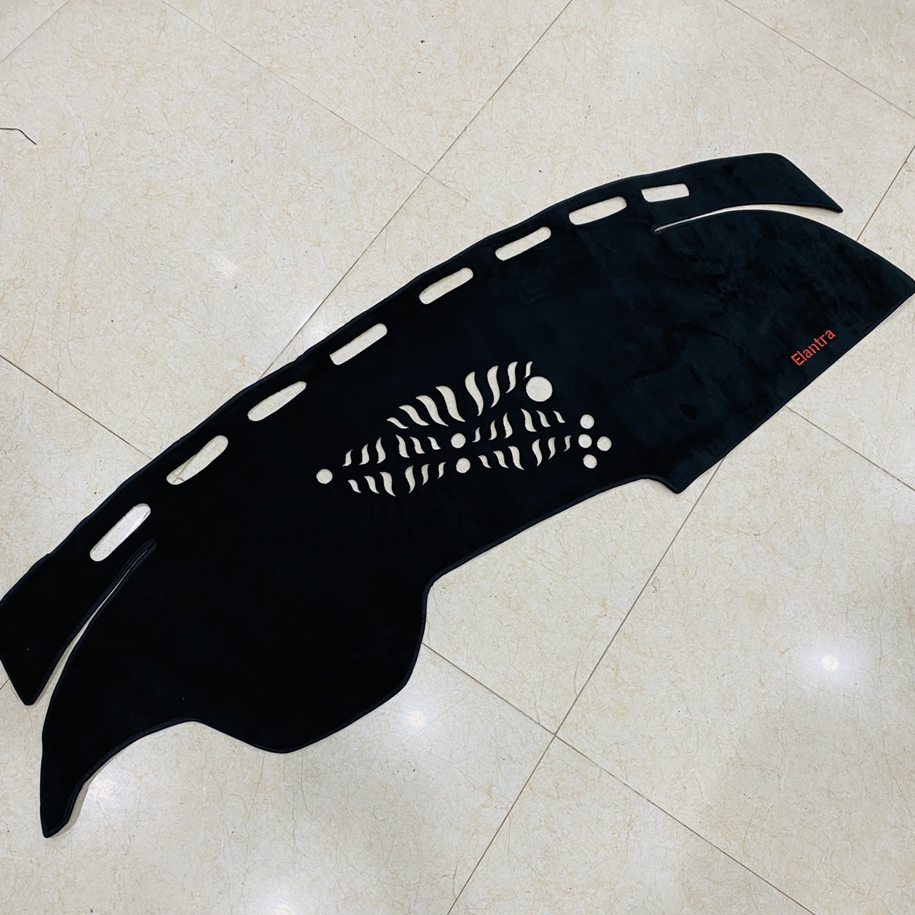 Thảm taplo nhung lông cừu xe Elantra 2016 đến 2023 màu đen Có Đế Chống Trượt Giúp Che Nắng Taplo, Chống Nứt Bạc Màu Taplo, Chống Lóa Mắt Và Tăng Thẩm Mỹ Cho Xe