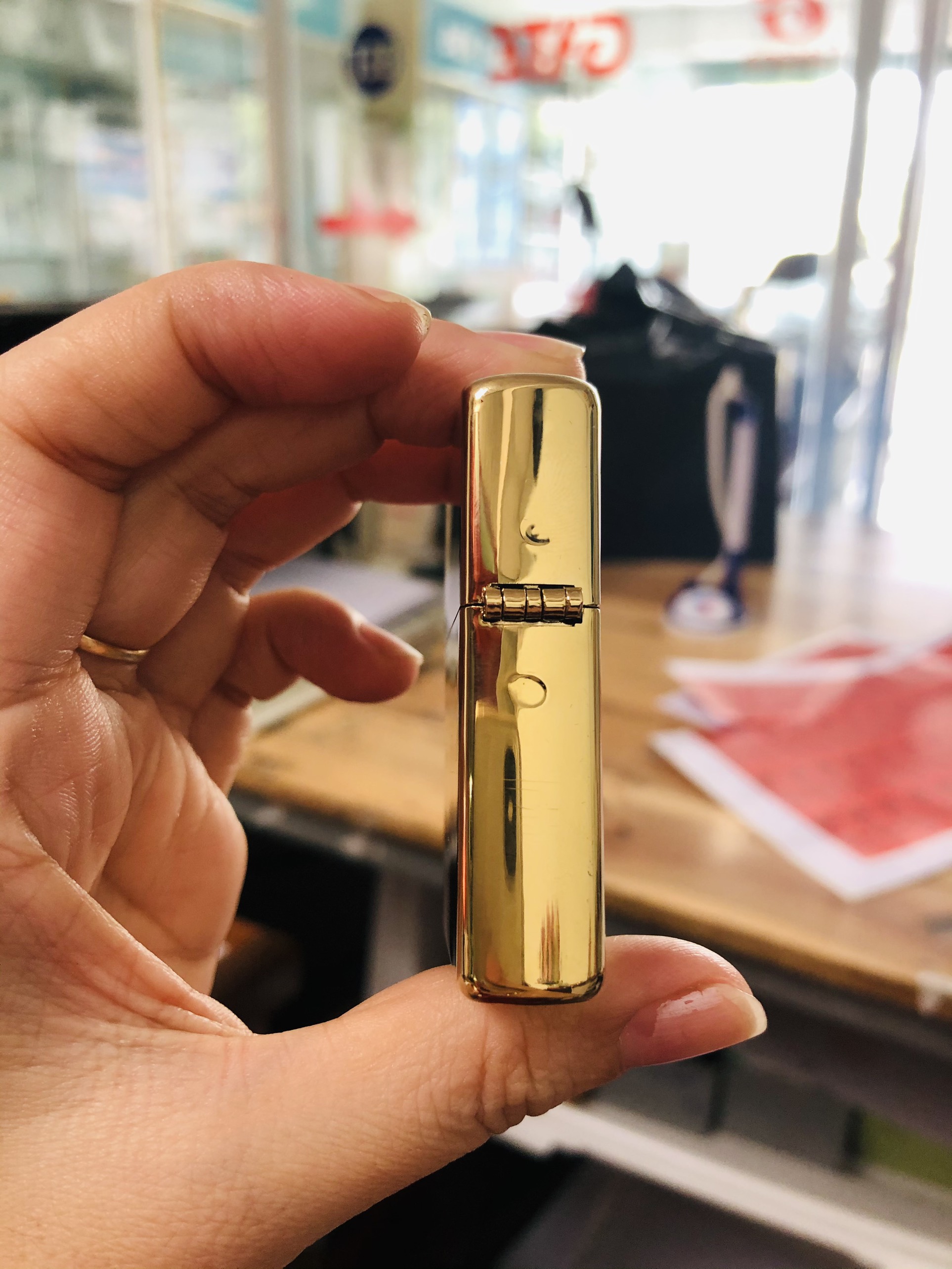 BẬT LỬA ZIPPO MÀU VÀNG HỌA TIẾT CHÓ SÓI - RUỘT TRẮNG