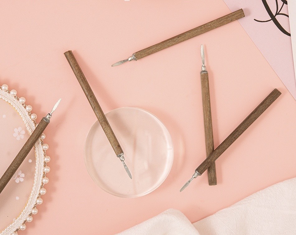 cây lấy khóe móng cán gỗ chuyên dùng nail