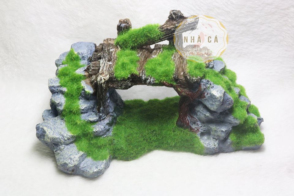 Cầu đá phủ rêu trang trí bể cá