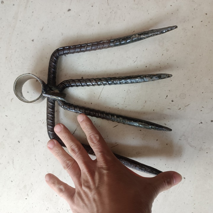 Bồ cào sắt 4 răng dài 20 cm không cán, phù hợp làm đất, cào lúa, cỏ, rơm