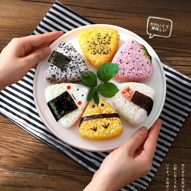 Khuôn ép cơm làm cơm nắm cho bé