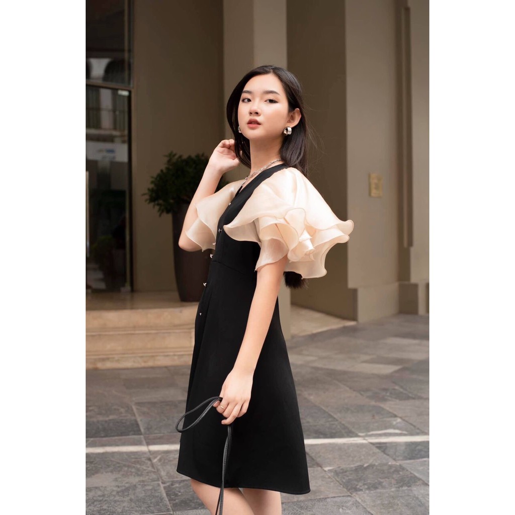 Đầm đen phối tay trắng bèo