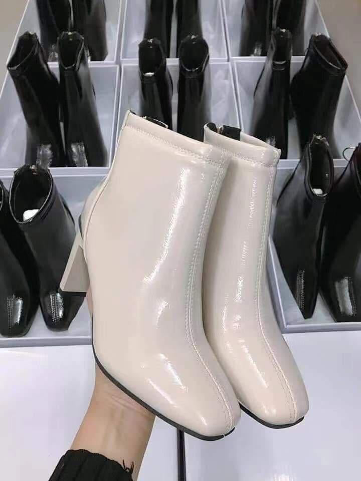 Boot da bóng 7 phân khóa sau móc tròn hai mầu đen/kem
