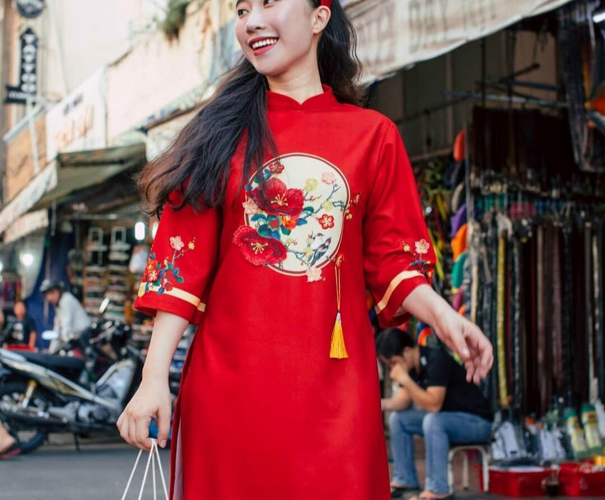 ÁO DÀI CÁCH TÂN MỚI TẾT- ÁO DÀI CÁCH TÂN CÁT TƯỜNG MÀU KEM VÀ MÀU ĐỎ SIÊU  XINH ĐỦ CÁC SIZE CHO CÁC CHỊ EM LỰA CHỌN CAM KẾT ƯNG Ý 100%