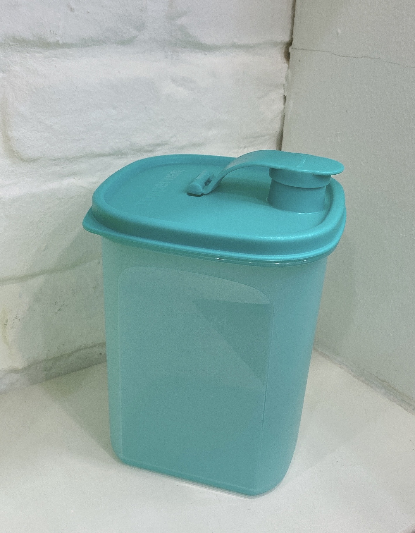 Bình nước Tupperware Slim Line Pitcher 1L