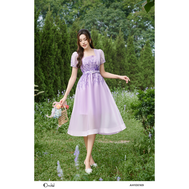 Đầm hoa tím dáng xòe phối tay bồng tiểu thư tằng kèm đai lưng Orchid - AH10X169