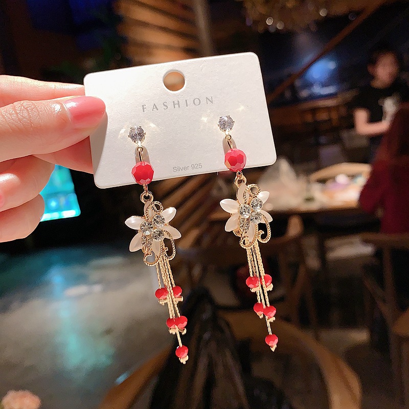 Bông tai tua rua hình hoa đính đá opal và gắn hạt đỏ
