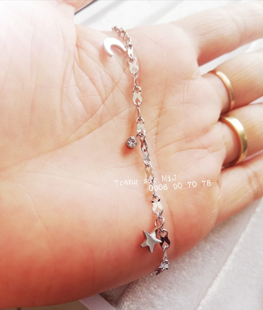 Lắc chân titan trăng sao