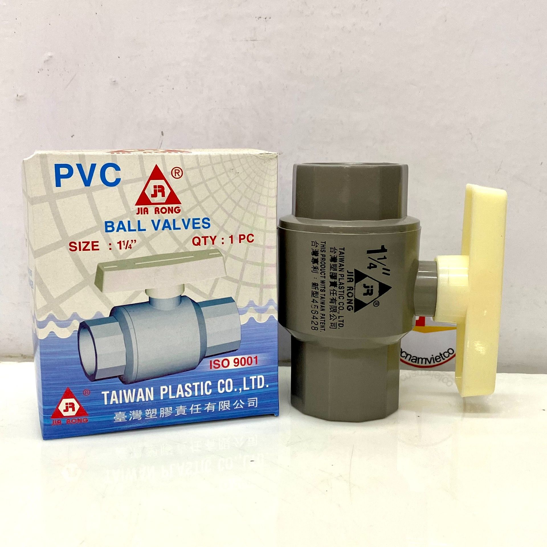 Van 42 nhựa PVC tay trắng Jiarong - FB012