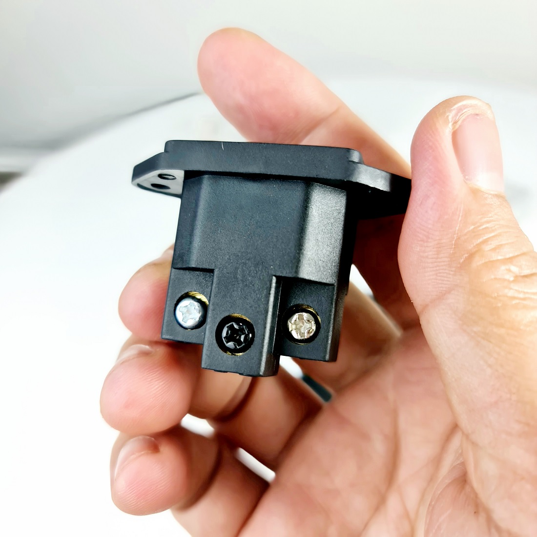 (Ảnh thật) Jack nguồn audio Furutech FI 06 cao cấp.