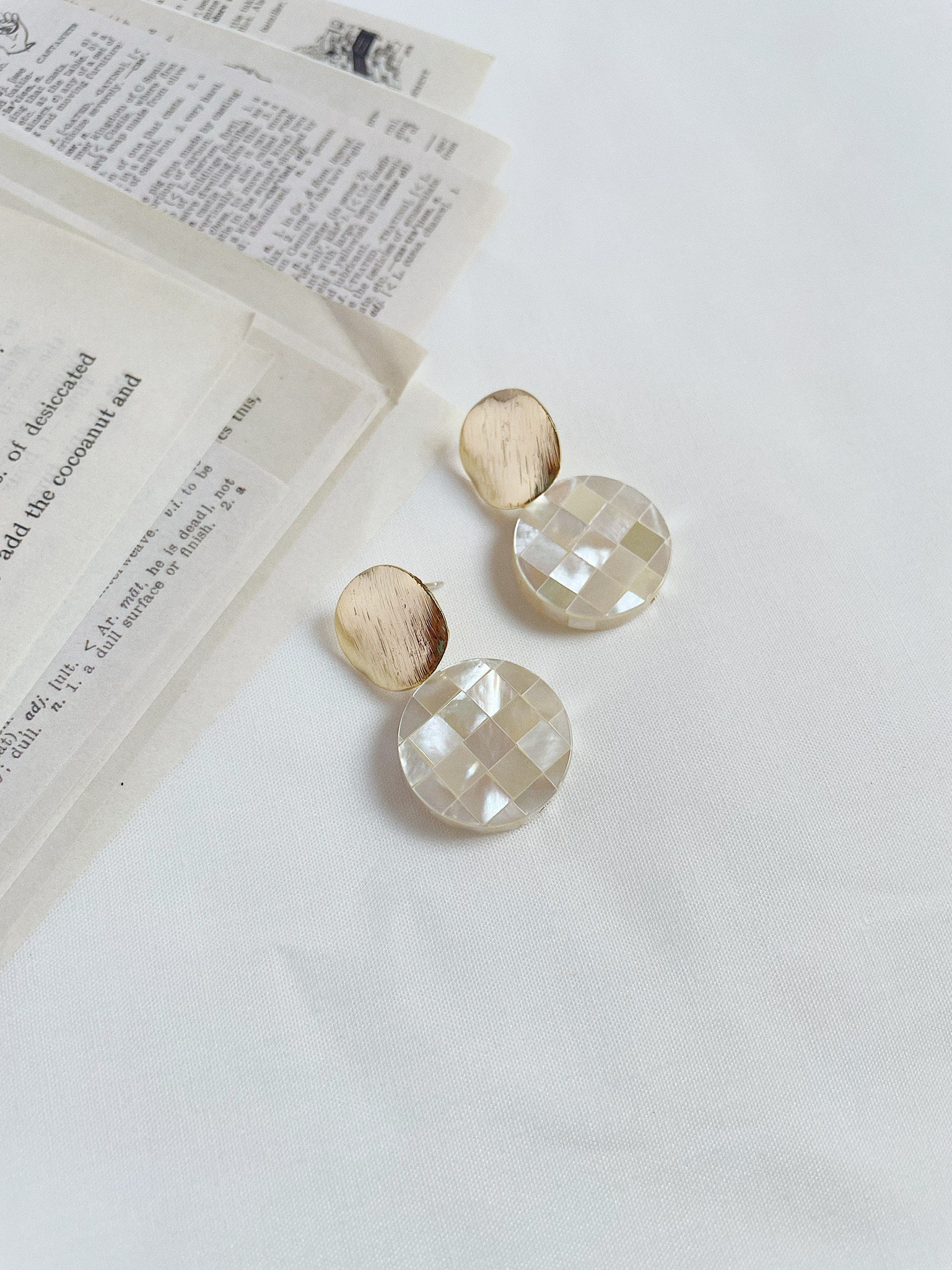 |DAISY ACCESSORY| Khuyên tai vintage khảm xà cừ