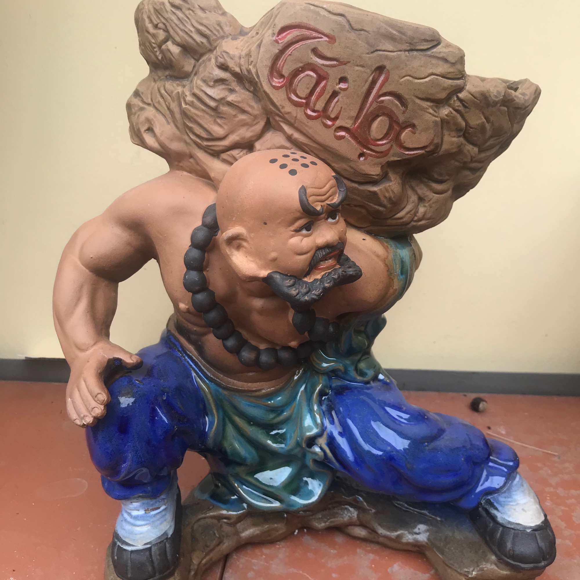 Chậu tượng Lỗ Trí Thâm cõng đá Tài Lộc