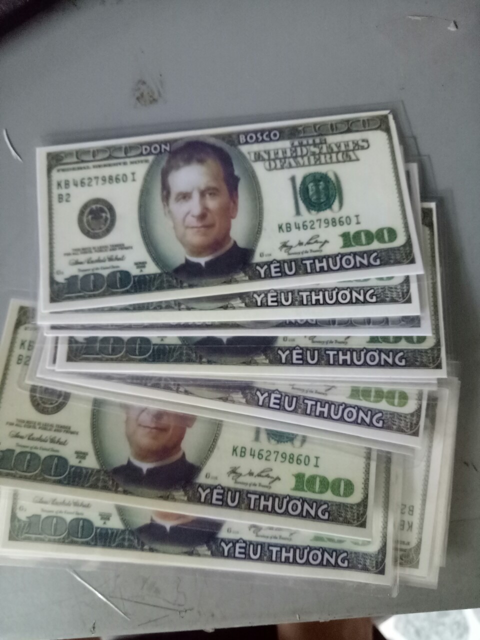[HCM]Đồng 100 USD may mắn thiết kế hình DON BOSCO