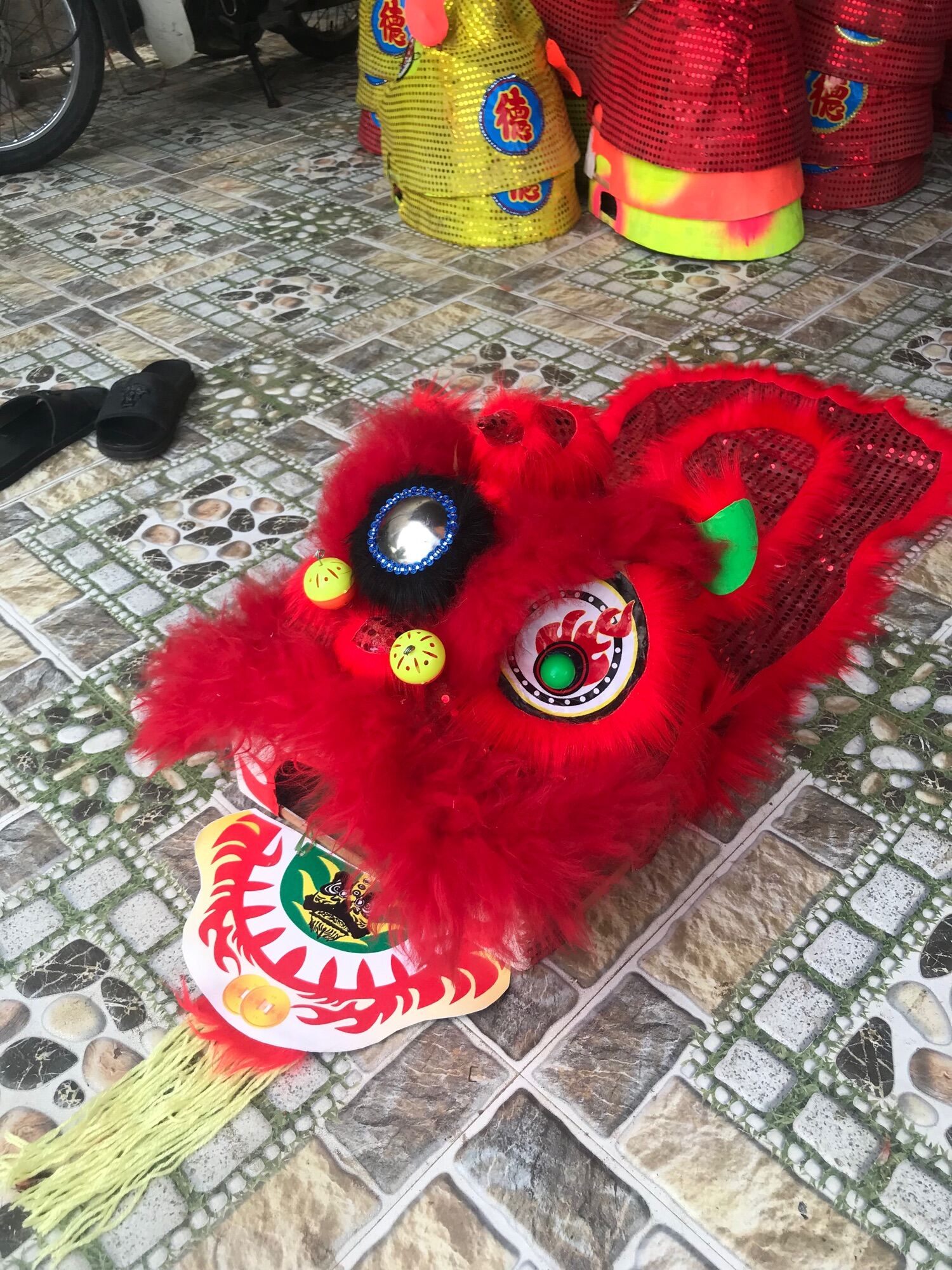Đầu lân lông cừu kèm đuôi cho trẻ từ 5 đến 10 tuổi có chớp mắt có đèn cho bé loại đẹp kích thước 40x40x40 - Shop đầu lân trẻ em