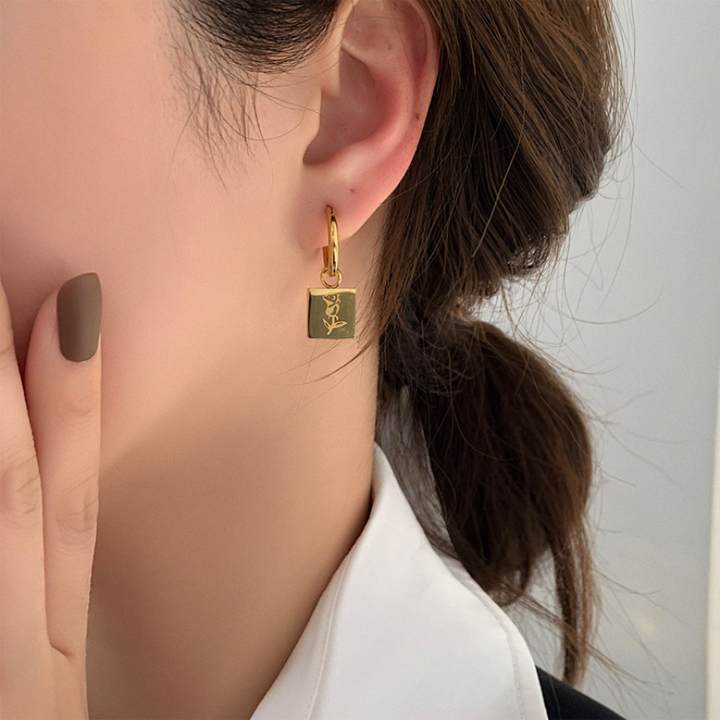 Bông tai titan hoa hồng mạ vàng