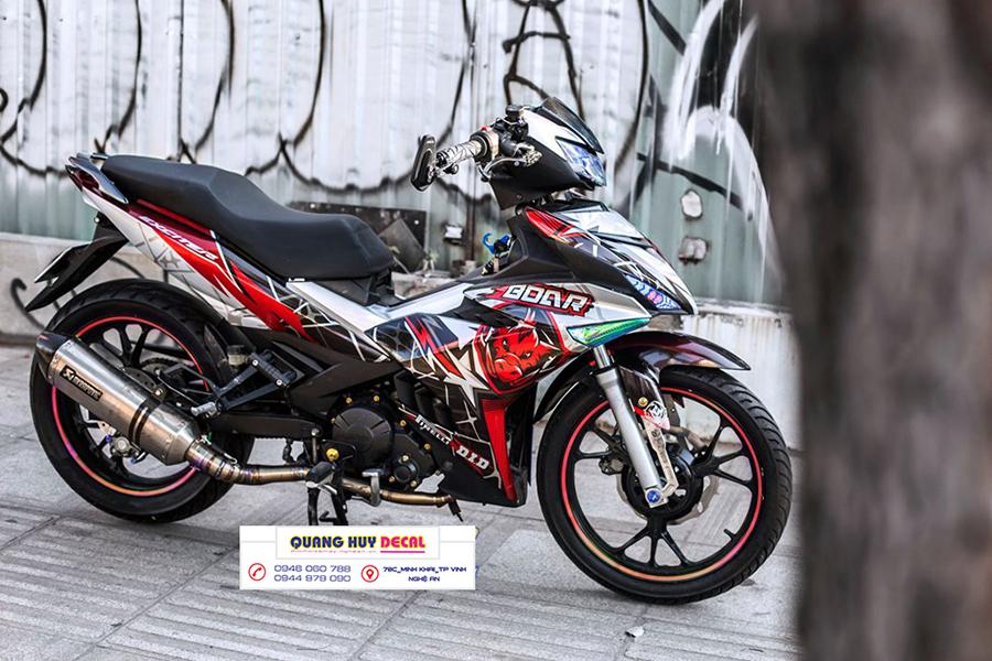 Tem trùm xe máy ex150 sọc trắng lợn rừng đỏ - Độ tem xe máy ex150 thiết kế theo yêu cầu - Chế tem trùm xe máy exciter 150 rẻ đẹp