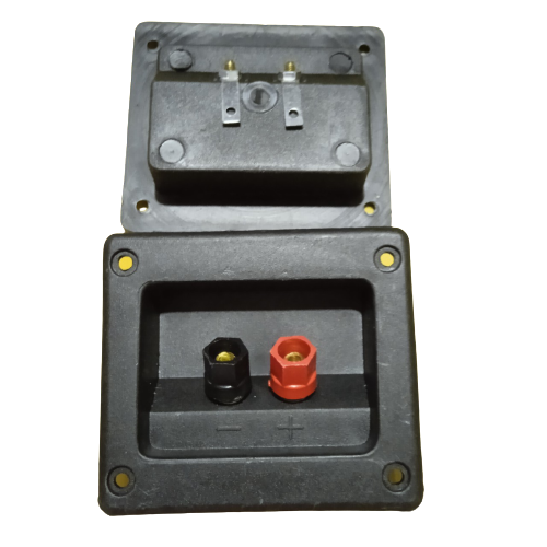 2 chiếc trạm loa vuông cọc xoáy kích thước 8x9 cm
