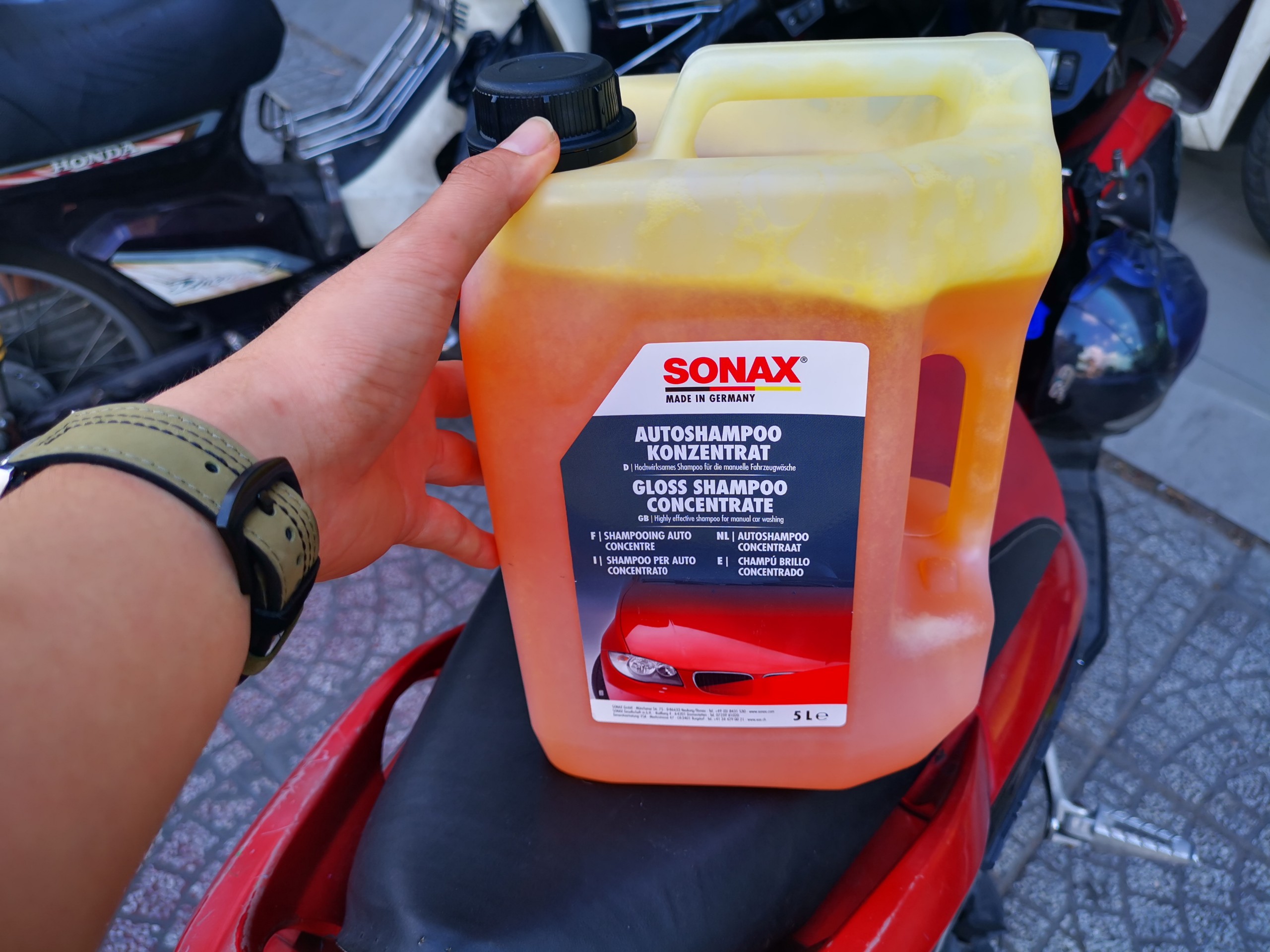 [HCM]Nước Rửa Xe Sonax Gloss Shampoo concentrate 314500 5 lít