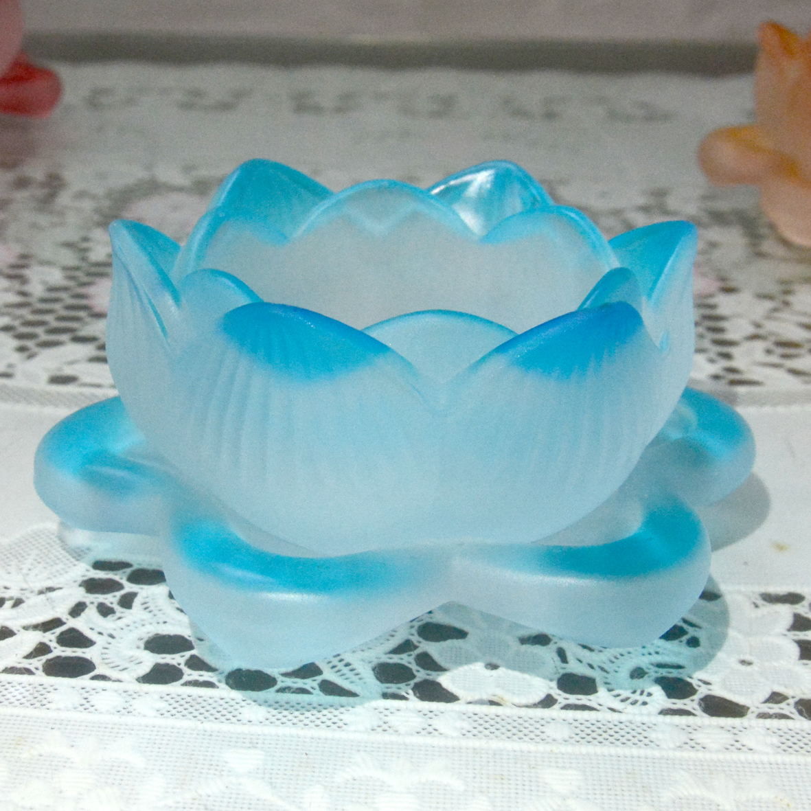 Đế hoa sen lưu ly nhiều màu đặt đèn cầy