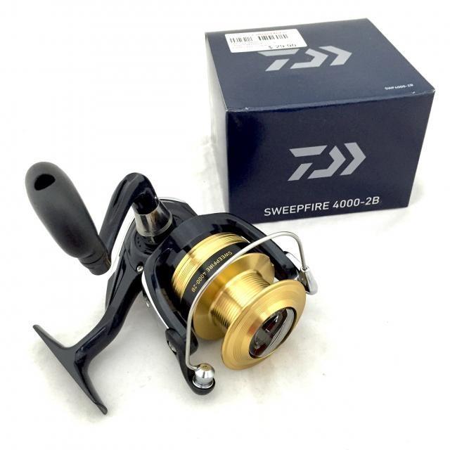 Máy câu cá Daiwa SWEEPFIRE 4000-2B