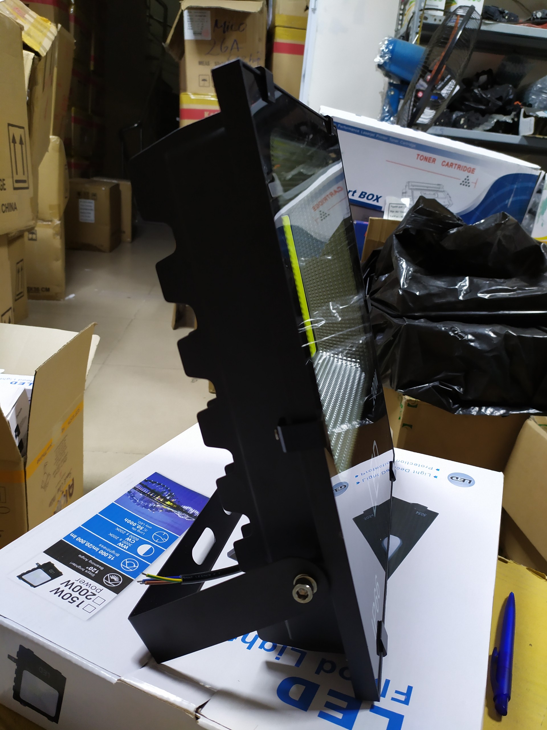 Đèn pha LED 200W chiếu ngoài trời giá tốt