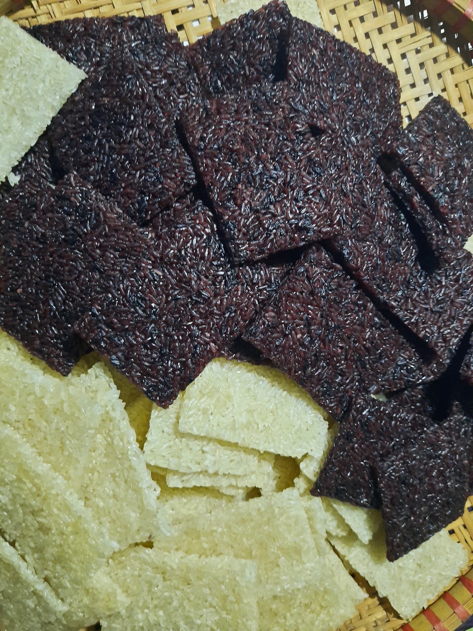 (1kg) CƠM CHÁY NẾP THAN PHÔI CHƯA CHIÊN LASHAM.(9X6 CM)