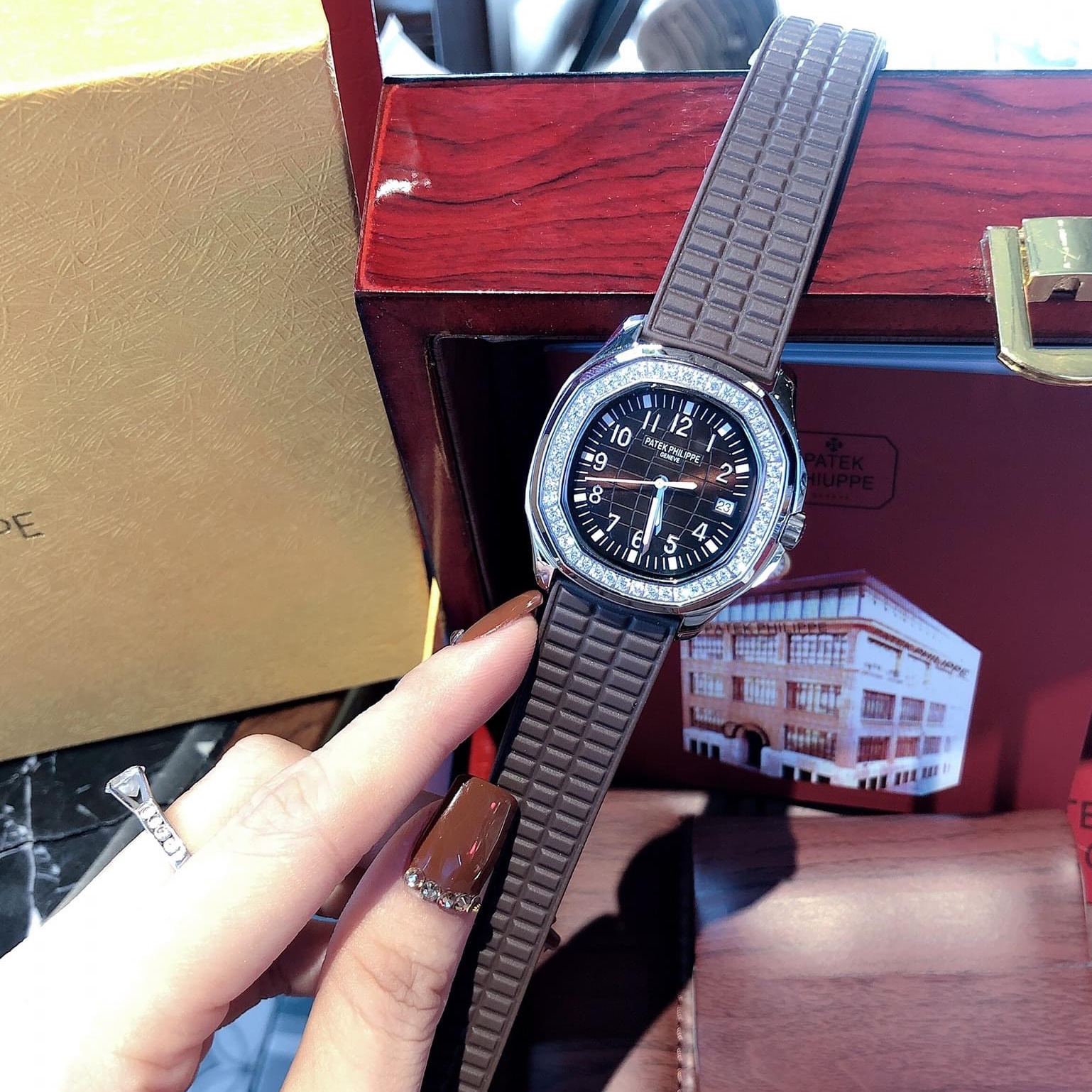 [HCM]Đồng Hồ Patek Philippe Nữ Dây Silicon Nâu Silver 35mm