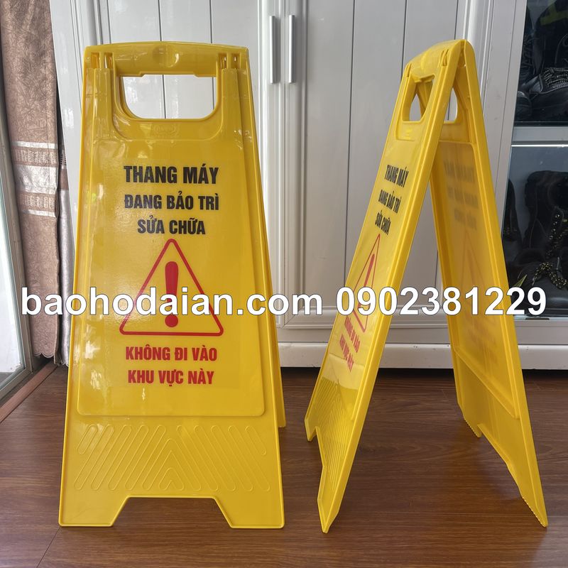Biển cảnh báo thang máy đang bảo trì chữ A gấp gọn