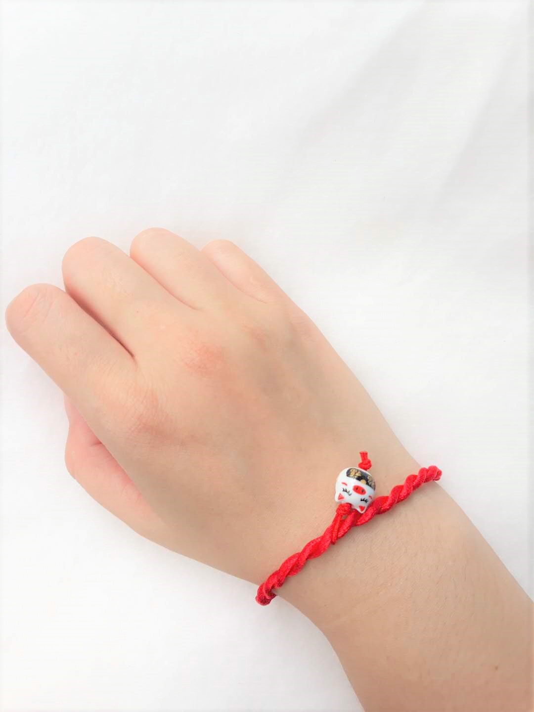 Dây đỏ đeo tay con heo may mắn