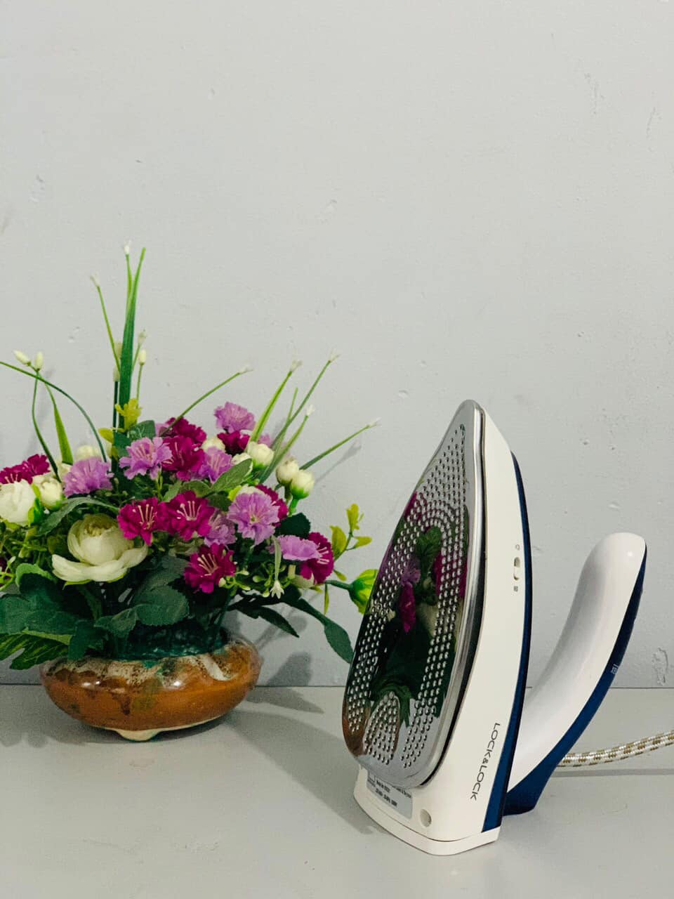 Bàn ủii mini (du lịch) hơi nước Lock&Lock ENI321 (1000W) gấp gọn