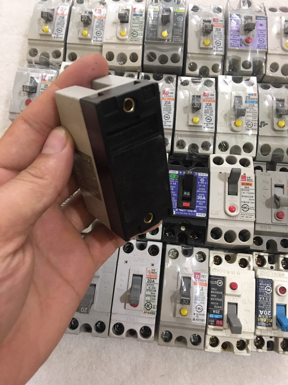 Atomat chống điện giật bãi hàn quốc 20A